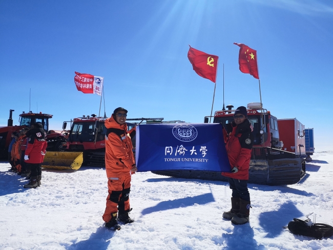 乔刚和郝彤在内陆队出发前合影-44118太阳成城集团_20191210_125431